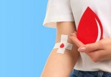 Betbra incentiva doação de sangue em partida entre América-MG e Fortaleza Mulher segurando uma gota de sangue em desenho para representar a doação de sangue