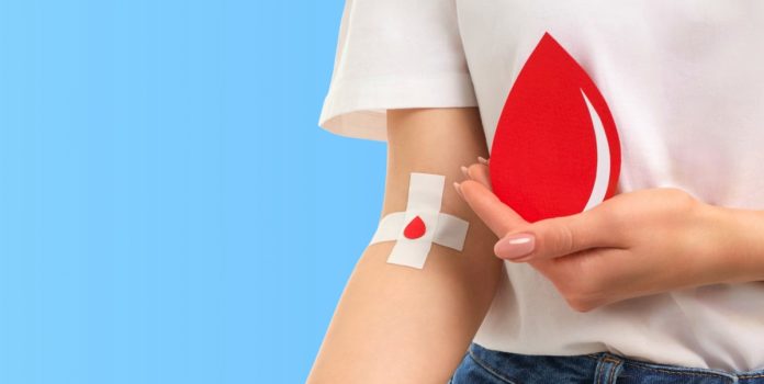 Betbra-incentiva-doacao-de-sangue-em-partida-entre-America-MG-e-Fortaleza Mulher segurando uma gota de sangue em desenho para representar a doação de sangue