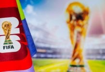 Bolsa de Aposta alerta para riscos a apostadores iniciantes durante a Copa do Mundo Troféu da Copa do Mundo FIFA em fundo desfocado