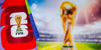 Bolsa de Aposta alerta para riscos a apostadores iniciantes durante a Copa do Mundo Troféu da Copa do Mundo FIFA em fundo desfocado
