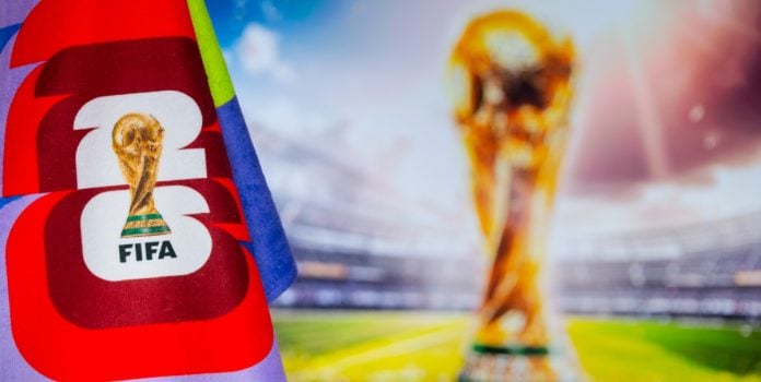 Bolsa-de-Aposta-alerta-para-riscos-a-apostadores-iniciantes-durante-a-Copa-do-Mundo Troféu da Copa do Mundo FIFA em fundo desfocado