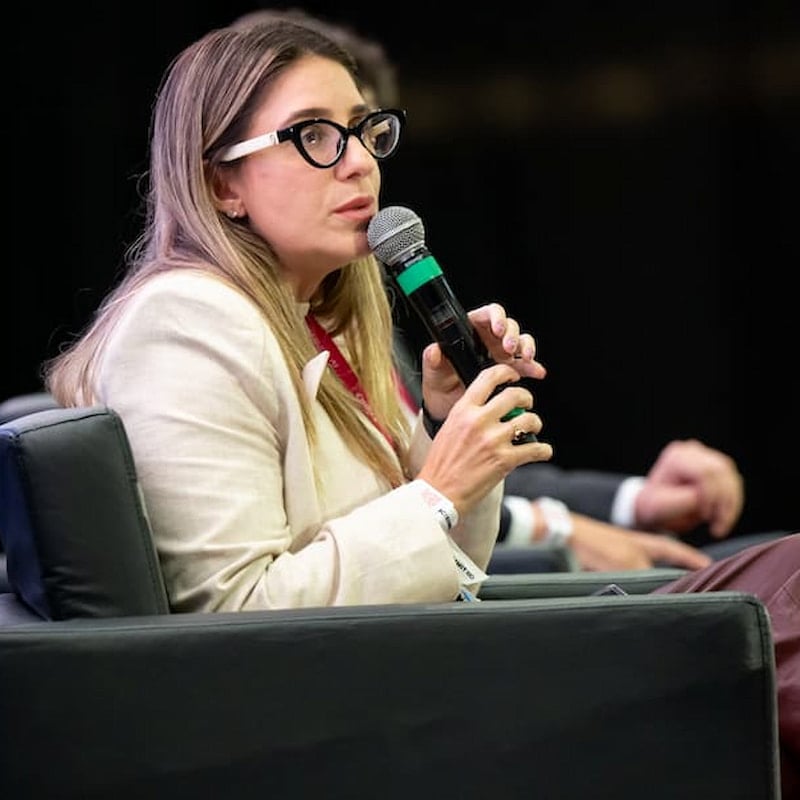 Daniele Correa Cardoso fala durante painel no SBC Summit Rio 2026.
