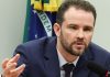 Foto tirada do ministro da Fazenda Dario Durigan durante coletiva do Governo Federal.