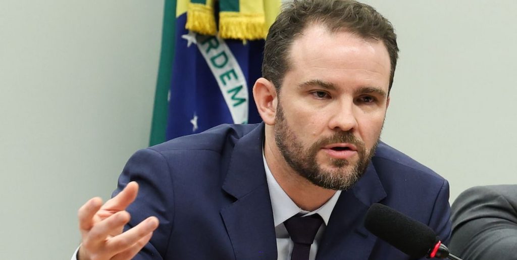 Foto tirada do ministro da Fazenda Dario Durigan durante coletiva do Governo Federal.