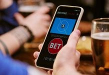 Datafolha: número de brasileiros que utilizam a poupança para apostar diminuiu Pessoa fazendo apostas em seu celular.