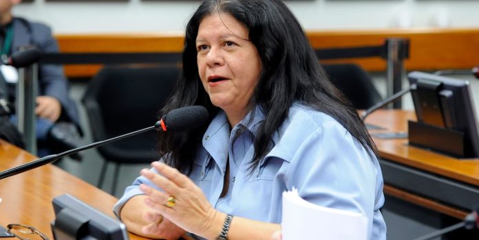 Deputada-Federal-Laura-Carneiro A deputada federal Laura Carneiro (PSD-RJ) protocolou na Câmara dos Deputados um requerimento de urgência para a tramitação do PL 4.044/2025.