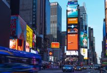 Esportes da Sorte realiza ação na Times Square após estreia do Brasil na Copa do Mundo Tráfego na Times Square, em Nova Iorque