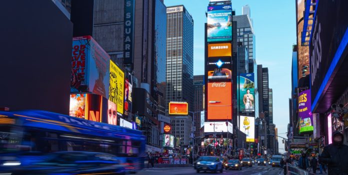 Esportes-da-Sorte-realiza-acao-na-Times-Square-apos-estreia-do-Brasil-na-Copa-do-Mundo Tráfego na Times Square, em Nova Iorque