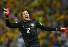 Júlio Cesar vestindo a camisa da Seleção Brasileira.
