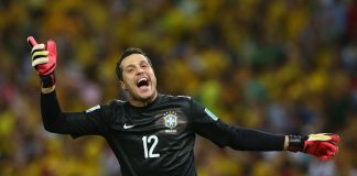 Júlio Cesar vestindo a camisa da Seleção Brasileira.