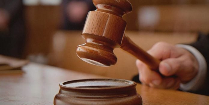 Justica-Condena-SevenX-Gaming-Devolver-Dinheiro-Apostador-Ludopatia Martelo utilizado por juízes em tribunais de justiça.