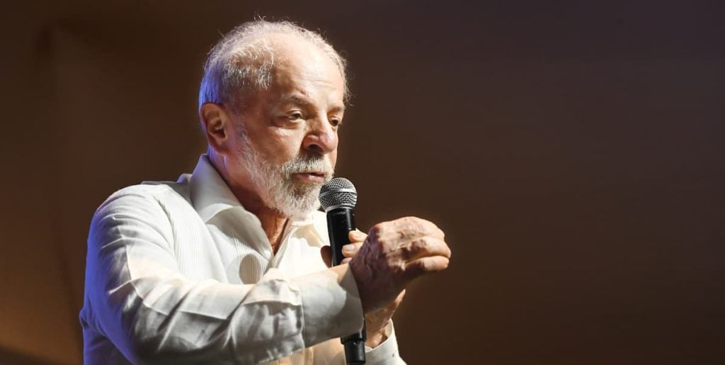 Foto tirada do presidente Lula enquanto ele fazia um discurso.
