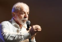 Foto tirada do presidente Lula enquanto ele fazia um discurso.