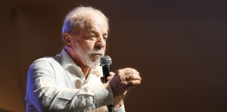 Foto tirada do presidente Lula enquanto ele fazia um discurso.