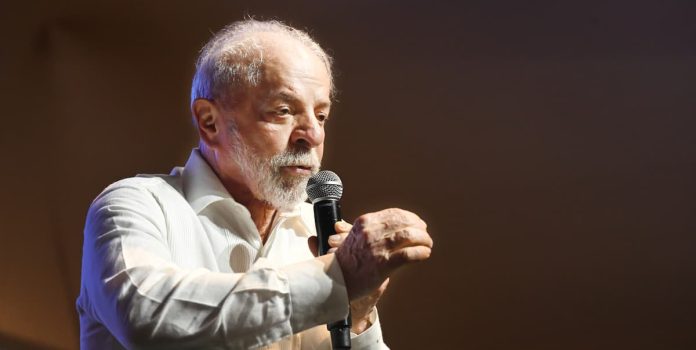 Lula Foto tirada do presidente Lula enquanto ele fazia um discurso.