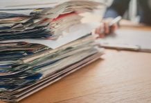 Pilha de documentos para serem analisados em uma investigação.