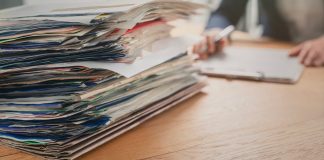 Pilha de documentos para serem analisados em uma investigação.