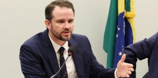 Ministério da Fazenda exigirá alerta de prejuízo em publicidade de apostas Dario Durigan, comandante do Ministério da Fazenda, fala durante evento.