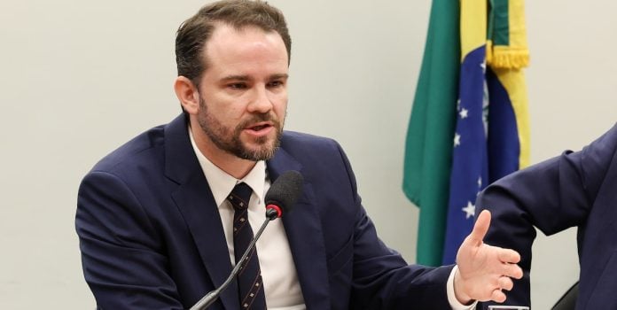 Dario Durigan, comandante do Ministério da Fazenda, fala durante evento.