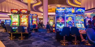 Ministro do STJ defende legalização dos cassinos no Brasil Máquinas caça-níqueis de um cassino em Las Vegas