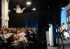 Novos formatos de networking e debates sobre mercados de previsão se destacam no SBC Summit Americas 2026 Sala de conferência lotada durante palestra no SBC Summit Americas 2026