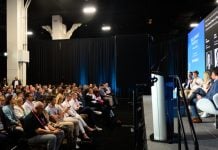 Sala de conferência lotada durante palestra no SBC Summit Americas 2026