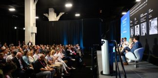Sala de conferência lotada durante palestra no SBC Summit Americas 2026