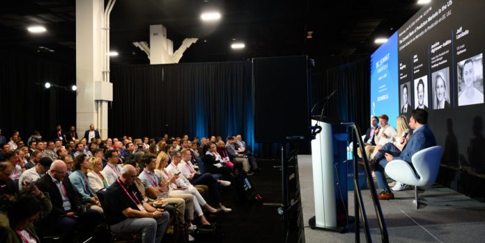 Novos-formatos-de-networking-e-debates-sobre-mercados-de-previsao-se-destacam-no-SBC-Summit-Americas-2026 Sala de conferência lotada durante palestra no SBC Summit Americas 2026