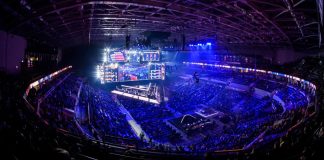 Arena de esports lotada de fãs.