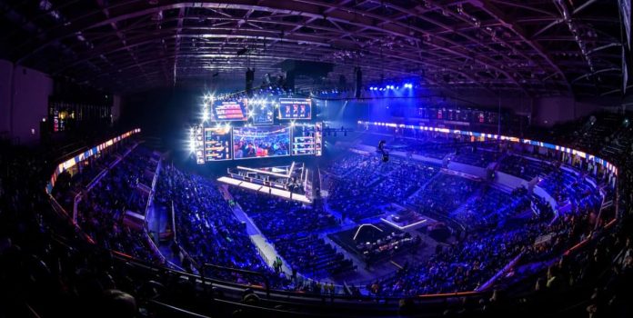 Arena de esports lotada de fãs.
