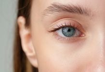 Parte do rosto de uma mulher loira de olhos azuis