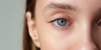 Olho na BET: novo aplicativo ajuda apostadores a avaliar operadores licenciados no Brasil Parte do rosto de uma mulher loira de olhos azuis