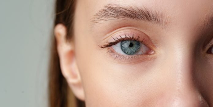 Parte do rosto de uma mulher loira de olhos azuis