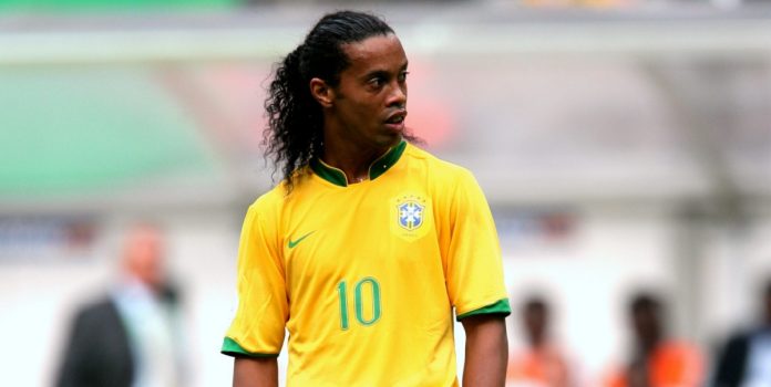 Ronaldinho-Celebra-Parceria-CreedRoomz Foto tirada de Ronaldinho durante jogo da Seleção Brasileira.