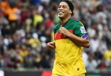 Ronaldinho correndo em jogo de futebol.