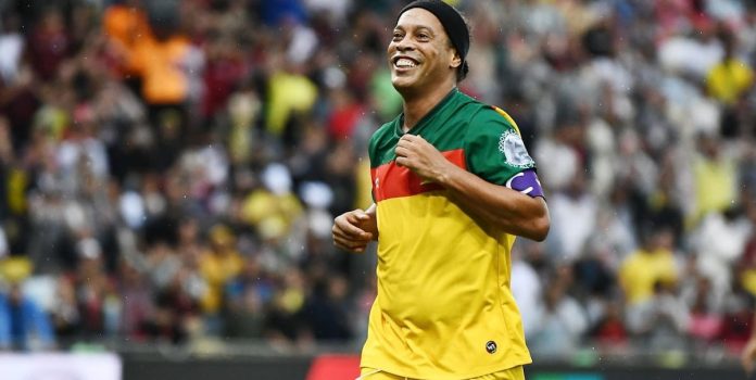 Ronaldinho-Fecha-Parceria-CreedRoomz Ronaldinho correndo em jogo de futebol.