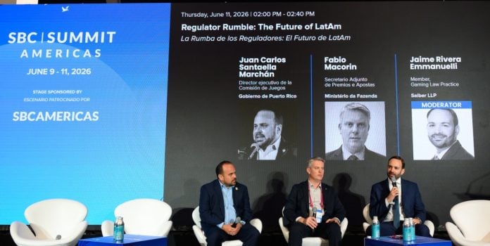 Representantes dos órgãos reguladores do Brasil e de Porto Rico durante painel no SBC Summit Americas 2026