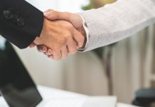 ANJL apoia campanha de conscientização do Ministério da Saúde sobre os riscos das apostas online Aperto de mãos simbolizando negócio fechado ou apoio.
