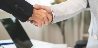 ANJL apoia campanha de conscientização do Ministério da Saúde sobre os riscos das apostas online Aperto de mãos simbolizando negócio fechado ou apoio.