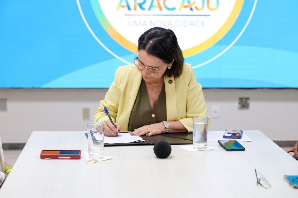 Emília Corrêa, prefeita de Aracaju, publica decreto para proibir publicidade de apostas em espaços públicos.