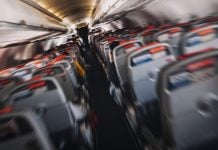 Aviatrix firma parceria com Betnacional e amplia presença no Brasil Interior de um avião vazio como se estivesse em movimento