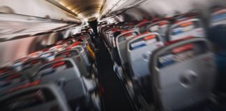 Interior de um avião vazio como se estivesse em movimento
