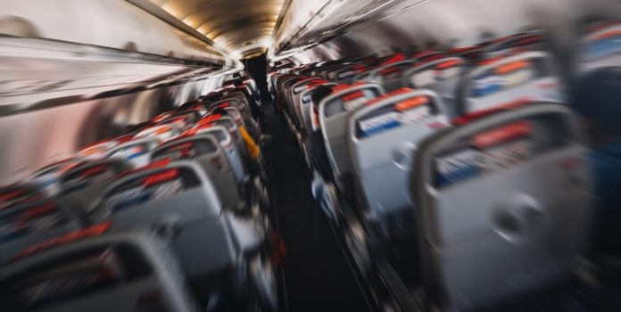 Interior de um avião vazio como se estivesse em movimento