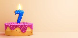 Betsul celebra 7 anos de operação no Brasil Bolo de aniversário com vela em formato de número 7 acesa