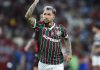 Lucho Acosta, jogador do Fluminense, é fotografado durante partida do Brasileirão.
