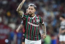 Lucho Acosta, jogador do Fluminense, é fotografado durante partida do Brasileirão.