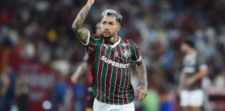 CBF investiga cartão amarelo recebido por Lucho Acosta, do Fluminense, no Brasileirão Lucho Acosta, jogador do Fluminense, é fotografado durante partida do Brasileirão.