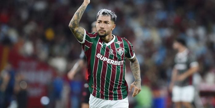 Lucho Acosta, jogador do Fluminense, é fotografado durante partida do Brasileirão.
