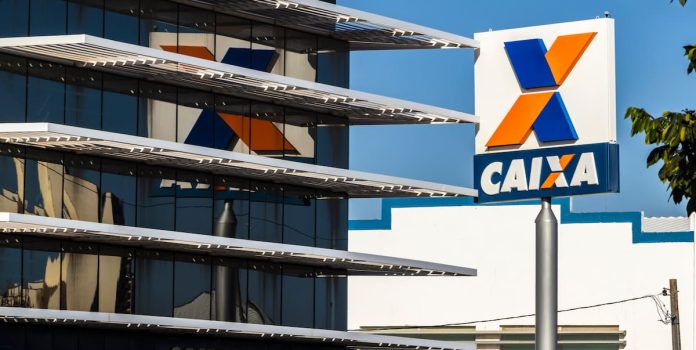 Fachada de uma agência da Caixa Econômica Federal.