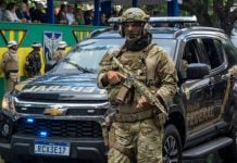Câmara dos Deputados aprova MP que destina parte da arrecadação das apostas à Polícia Federal Policial Federal armado na rua em frente ao carro da Polícia Federal